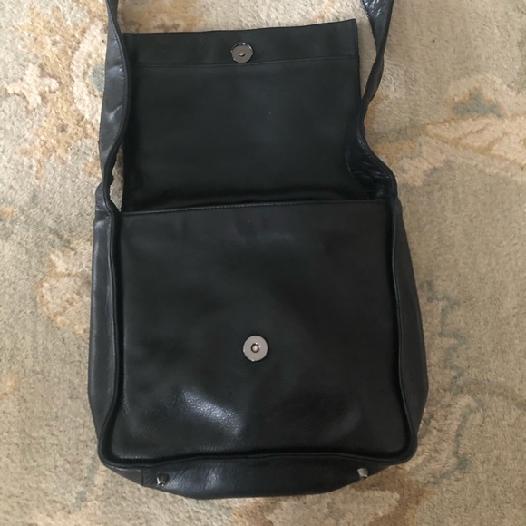 Beautiful leather Danier purse - Picture 6 of 12